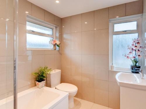 a bathroom with a toilet and a tub and a sink at 2 Bed in Wareham oc-75483 in Corfe Castle