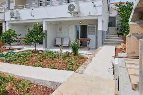 Little room with outdor patio