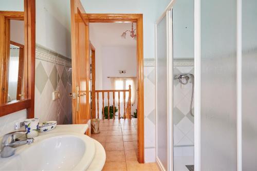 a bathroom with a sink and a glass shower at Casa Emilia in Baeza