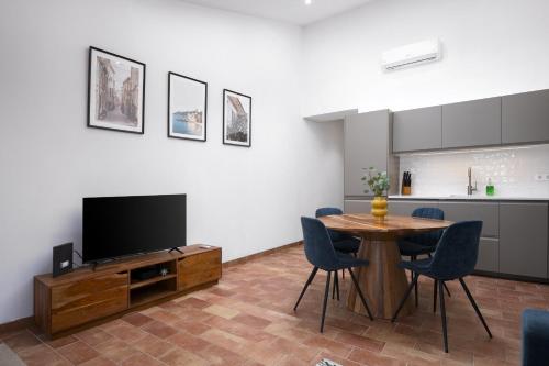 Trevo Laranja - Traditional House by HD