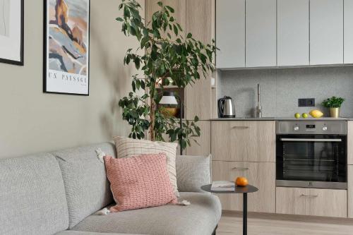 Bright & Cozy Apartment with Parking and Balcony by Noclegi Renters