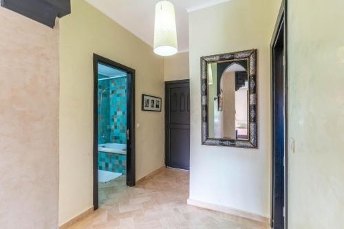 a hallway with a mirror and a bathroom at Atlas Views Appartements avec Piscine Golf de Marrakech in Marrakesh