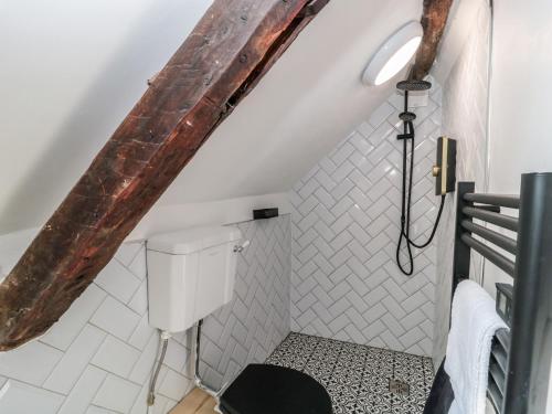 a bathroom with a toilet in a room at Wheelwright Cottage in Moreton in Marsh