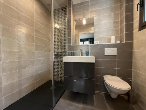 a bathroom with a toilet and a sink at Iduzki-alde bi in Souraïde
