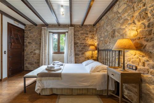 Llit o llits en una habitació de Hotel Rustico Lugar Do Cotariño