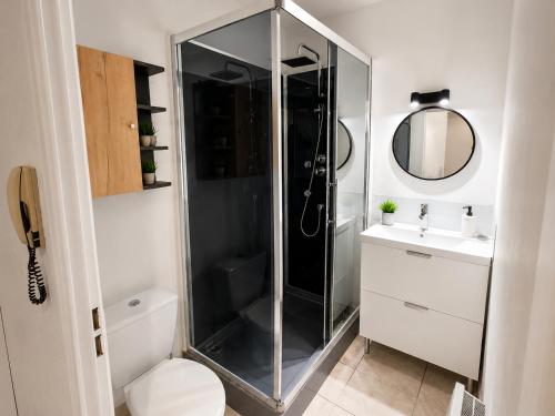 a bathroom with a shower and a toilet and a sink at Studio avec terrasse et jardin privatif - Figeac centre - Parking gratuit in Figeac