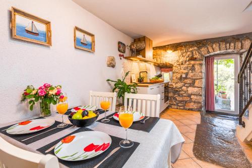 Charming stone house INES - family holiday in countryside