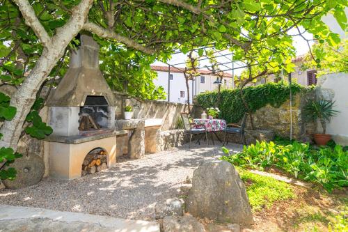 Charming stone house INES - family holiday in countryside