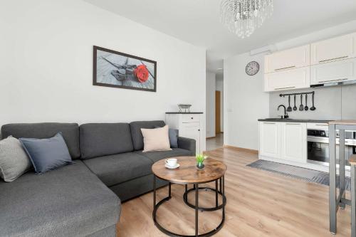 Cozy & Functional Apartment with Parking and Balcony by Noclegi Renters