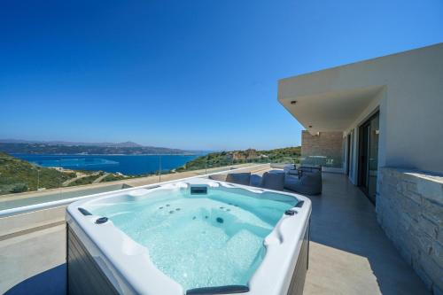 ein Whirlpool auf dem Balkon eines Hauses in der Unterkunft Creticum Mare in Chania