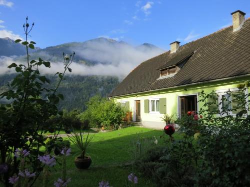 オーバーフェラッハにあるVilla Siebenruhの山を背景に緑の庭を持つ家