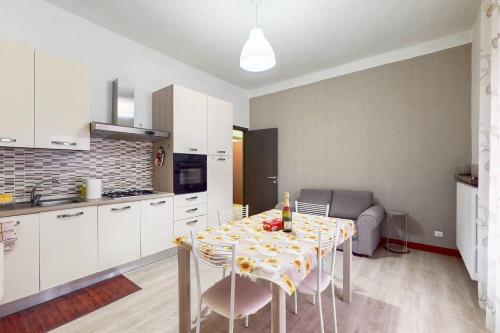 a kitchen and dining room with a table with chairs at [AltaVista] Acqui sotto, cielo sopra il letto in Acqui Terme