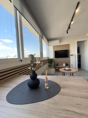Bright 6th Floor Apartment Steps from Metro