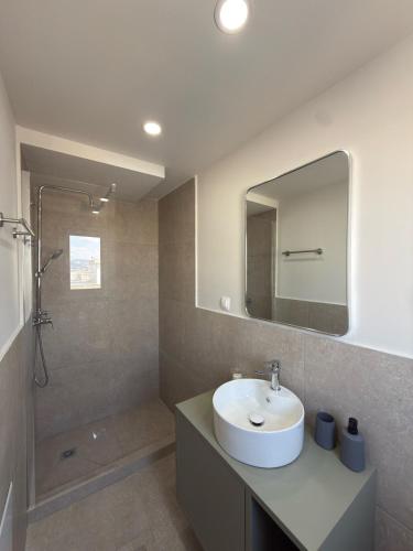 Bright 6th Floor Apartment Steps from Metro