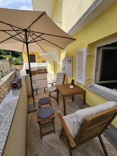 Studio Apartment Dol with Terrace