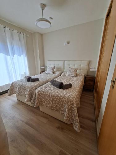 a bedroom with two beds and a window at Apartamento en Moraira Centro con Piscina in Moraira