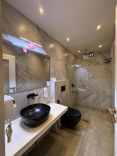 a bathroom with a black sink and a shower at Casa Pajaros in Calangute