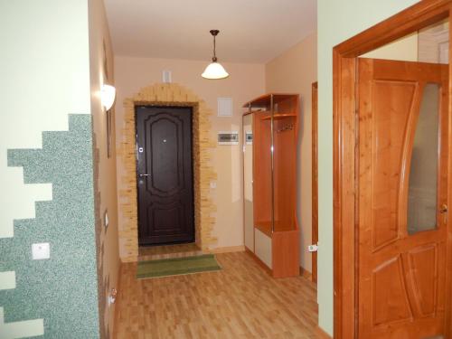 モルシンにあるPrivate Apartmentの黒いドアと木製の床の廊下
