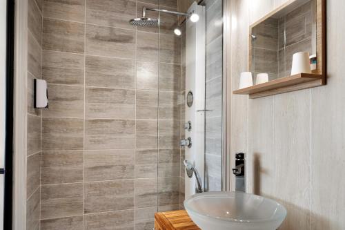 a bathroom with a white sink and a shower at Chambres d'Emilie - Table d'Hôte in Lau-Balagnas