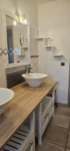 a bathroom with a sink and a mirror at La parenthèse Provençale-Maison à Grillon avec wifi in Grillon