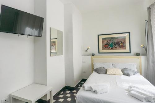 ein Schlafzimmer mit Bett und Flachbildfernseher in der Unterkunft Da Tallolo in Cagliari