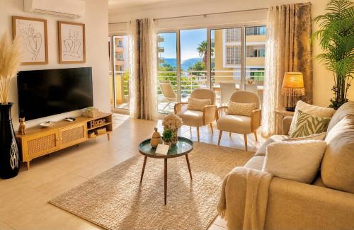 Prime Beachfront Living - Large Ocean View Balcony