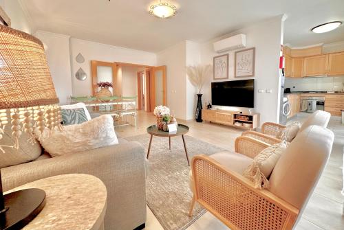 Prime Beachfront Living - Large Ocean View Balcony