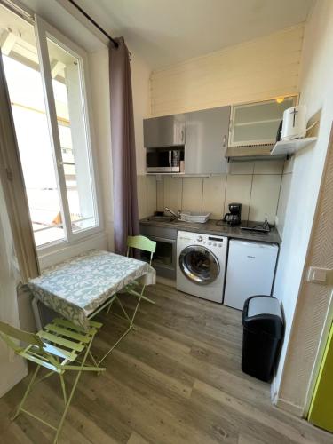 una piccola cucina con lavatrice e finestra di Petit nid a Saint-Raphaël