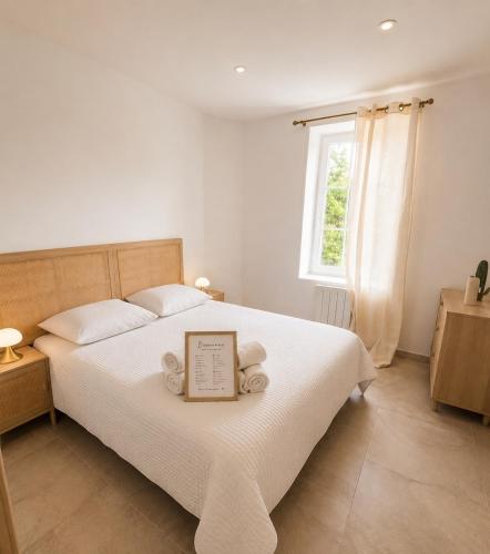 a bedroom with a bed with a picture on it at LE JEAN JAURÈS Arrivée Autonome in Vierzon