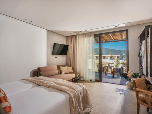 a bedroom with a bed and a living room at Perla Del Mare in Alikanas