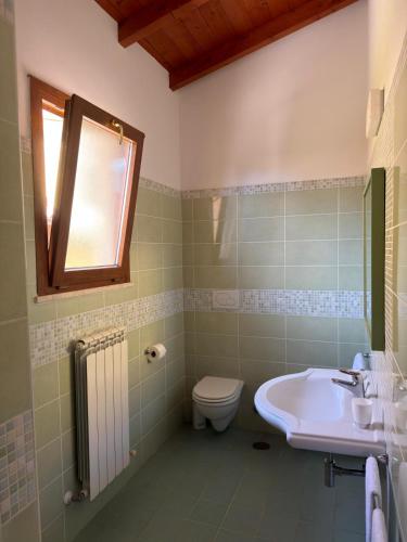 ein Badezimmer mit Waschbecken, Toilette und Fenster in der Unterkunft Samarcanda Hotel & Parking di Parmigiani Silvia in Civitavecchia