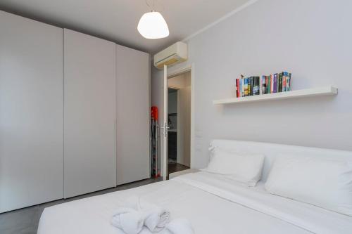 Xenia Milano - 2 rooms apt in Via Ampola 5