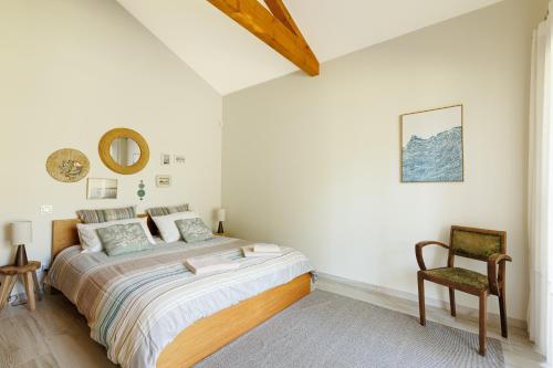 a bedroom with a bed and a chair at Océan Alegria – Conciergerieland in Léon