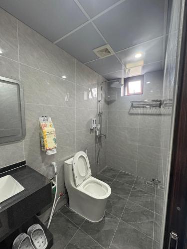a small bathroom with a toilet and a sink at Dũng Đậu Homestay in Hai Phong