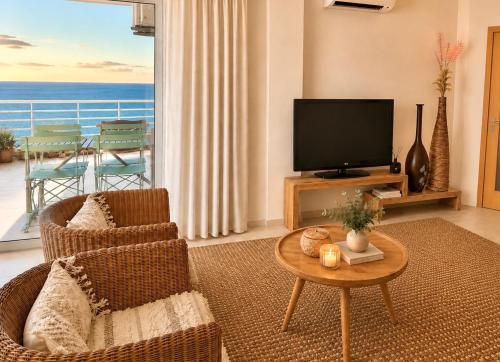 Elegant Beachfront Stay- Ocean View Balcony & Garage