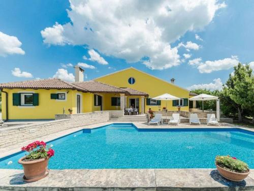 Ana with large pool Comfortable holiday residence