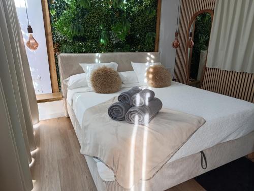 a bedroom with a bed with towels on it at Casita acristalada con jacuzzi in Tiñosa Alta