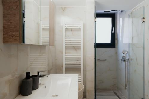 1BR Brand New Suite, Private Parking, Near Metro