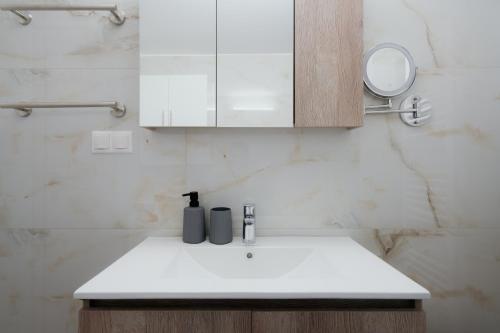 1BR Brand New Suite, Private Parking, Near Metro