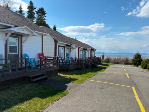 a row of cottages on the side of the road at Motel au Fleuve d'Argent in Rivière-du-Loup