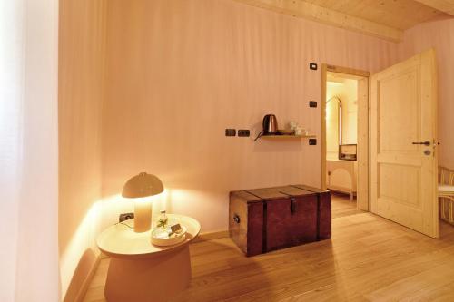 a room with a table with a lamp and a door at Tenuta I Maroneri in Drena