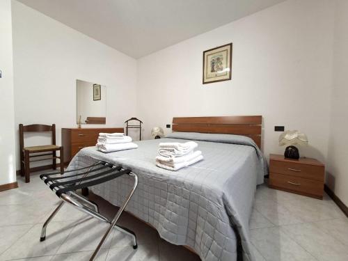 a bedroom with a bed with towels on it at Villa Romea in Guidizzolo