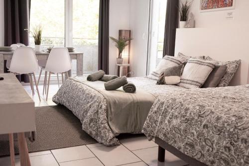 a bedroom with a bed and a table and chairs at Appartement Cosy Case 6 pers parking proche Disney et Paris in Champs-sur-Marne