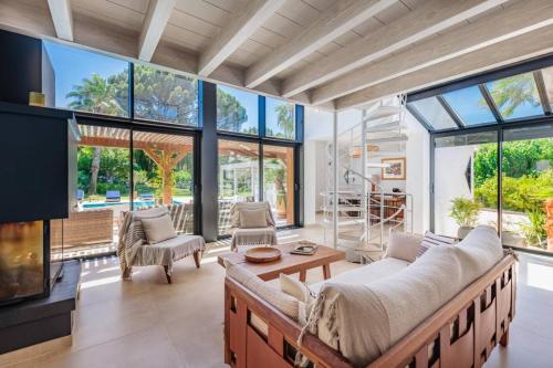 a living room with a couch and a fireplace at Villa avec piscine chauffée, proche Saint-Tropez et plages in Gassin