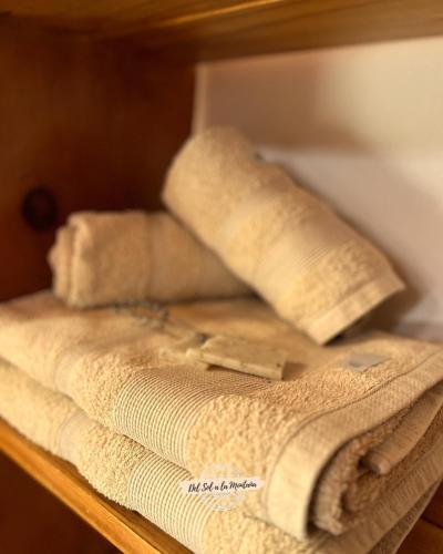 two rolled up towels on a wooden shelf at Del Sol a la Montaña EcoLodge - Turismo Consciente in Potrero de Garay
