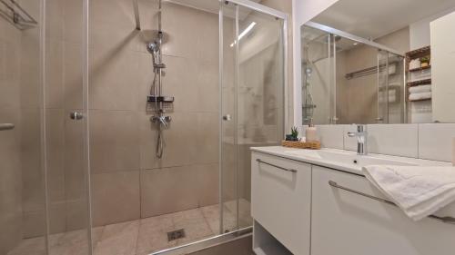 a bathroom with a shower and a sink at Cozy Studio Olimp in Olimp