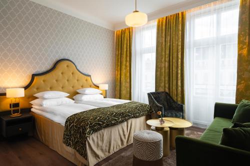 a hotel room with a bed and a chair at Thon Hotel Vasa in Stockholm
