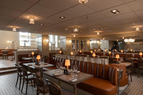 a restaurant with tables and chairs in a room at Thon Hotel Vasa in Stockholm