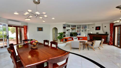 Villa Oasis by Cleverdetails private pool, walk distance