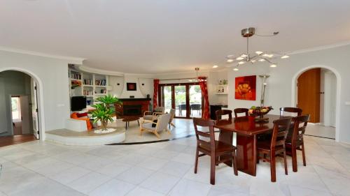 Villa Oasis by Cleverdetails private pool, walk distance
